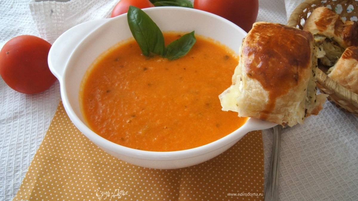 Томатный суп с морковью и базиликом
