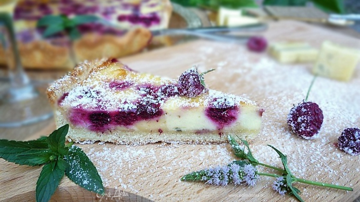 Пирог с голубым сыром и малиной