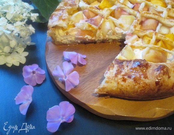 Творожный пирог с нектаринами и персиками