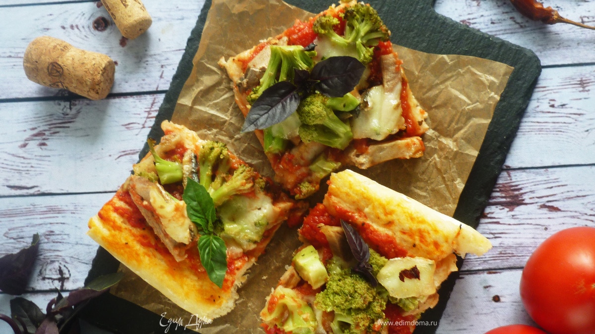 Пицца с мясом и брокколи на противне