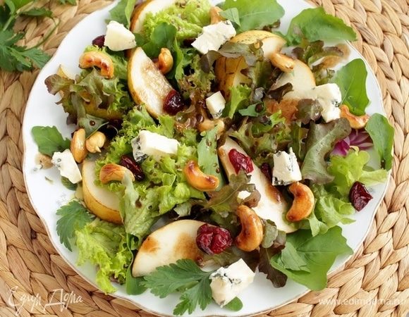 Салат с грушей, сыром и кешью в карамели Салат с грушей, сыром и кешью в карамели