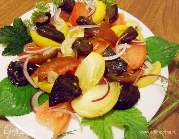 Салат из соленых грибов, помидоров и красного лука Салат из соленых грибов, помидоров и красного лука