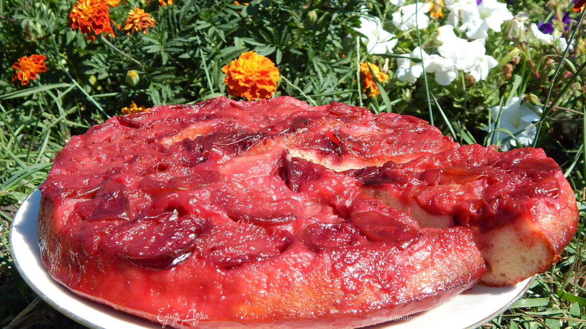 Пирог-перевертыш со сливами