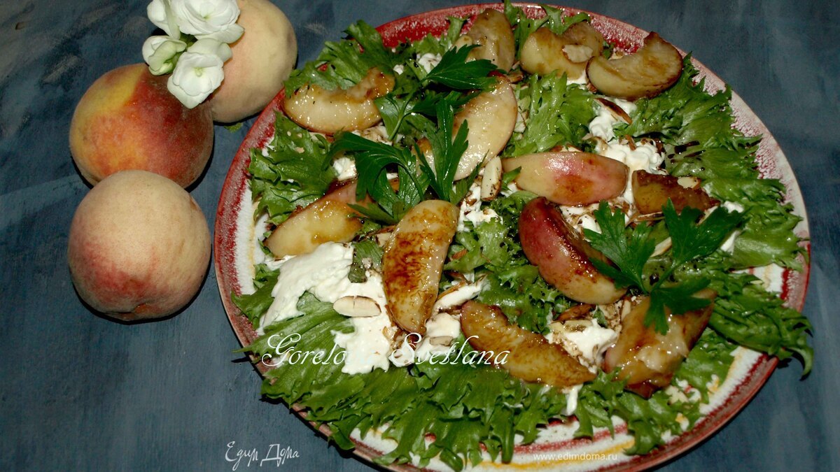 Салат из персиков и сыра буррата