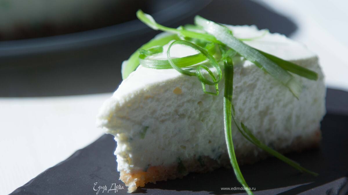 Несладкий чизкейк с фетой и луком