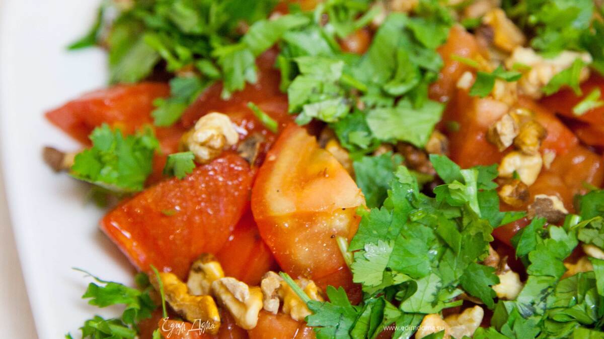 Томатный салат с грецким орехом