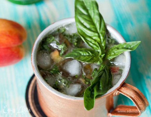 Коктейль «Московский мул» с персиком и базиликом Коктейль «Московский мул» с персиком и базиликом