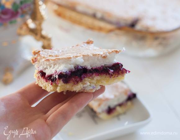 Кокосовое пирожное с черной смородиной