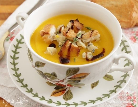 Тыквенный крем-суп с крутонами и голубым сыром