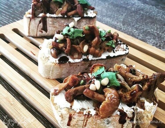 Брускетта с грибами и мягким сыром Брускетта с грибами и мягким сыром