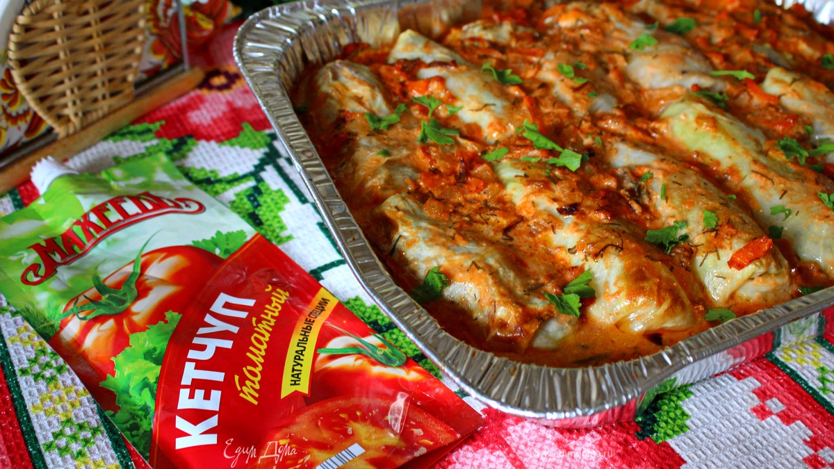 Запеченные голубцы в кетчупе и сметане