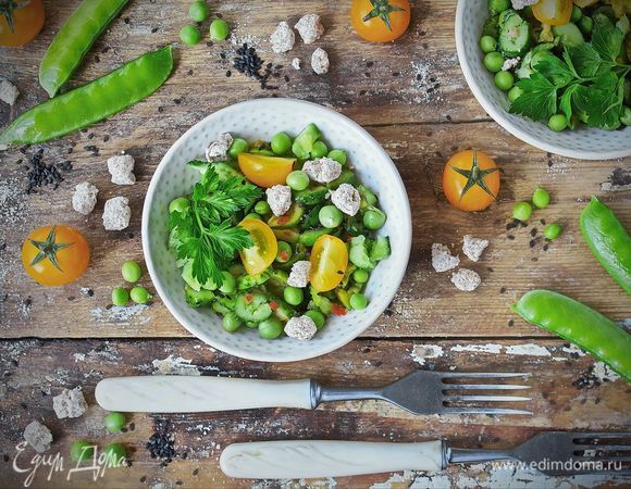 Овощной салат с битыми огурцами и отрубями 