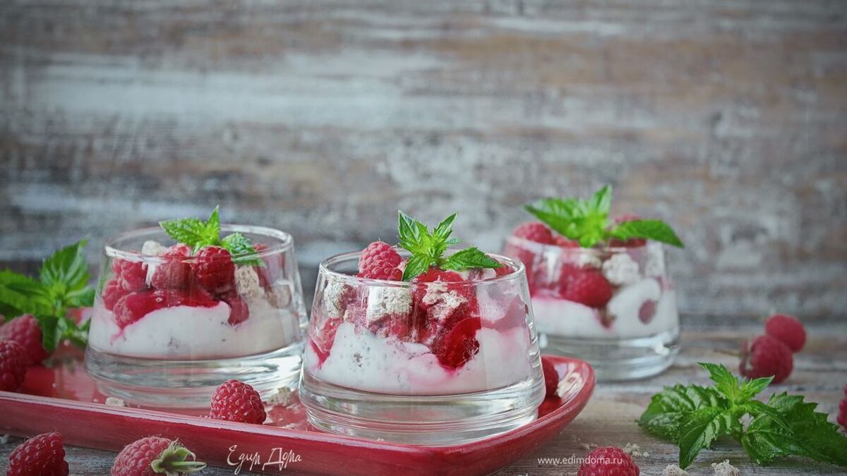 Сливочный мусс с малиной и лимонными отрубями