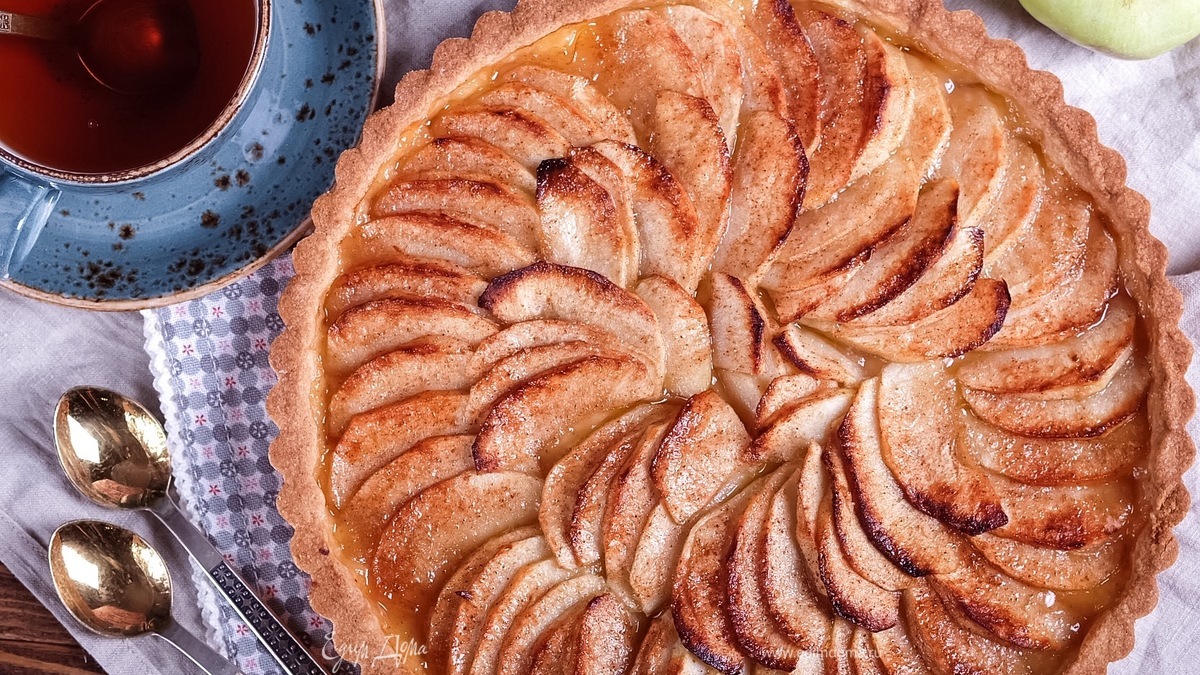 Тарт с карамелизованными яблоками