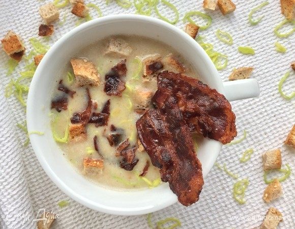 Суп-пюре из лисичек с беконом и пореем