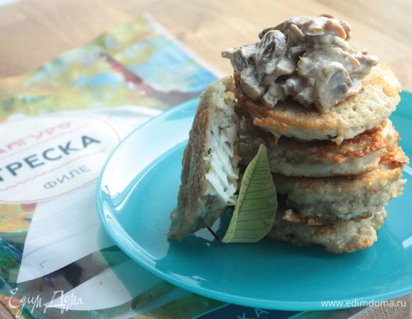 Картофельные драники с треской под грибным соусом