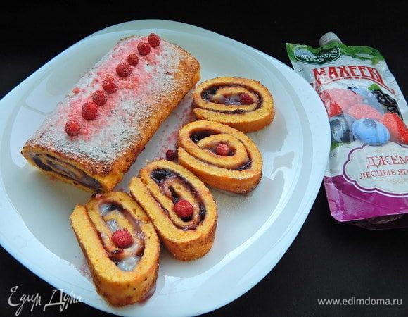 Тыквенный рулет с джемом и кремом