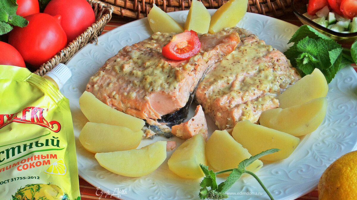 Лосось под майонезом, запеченный в рукаве