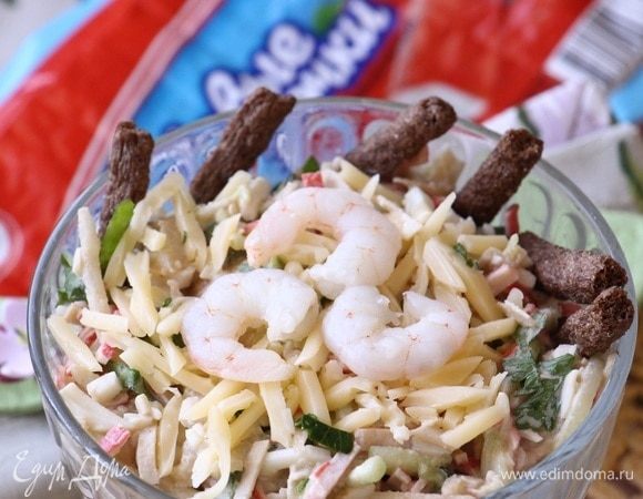 Салат с крабовыми палочками, грушей и креветками