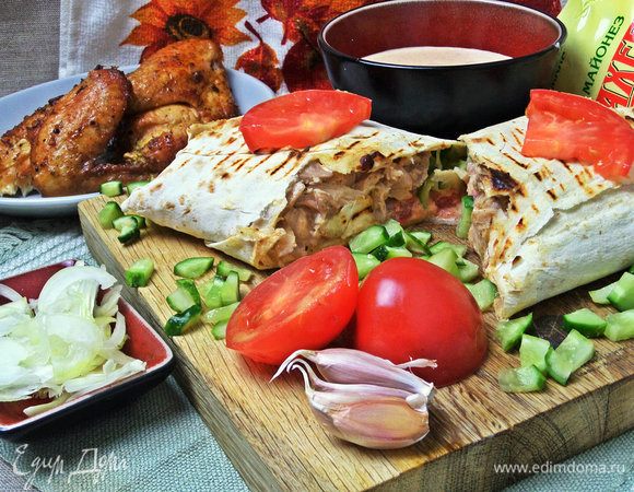 Шаверма с запеченной курицей и майонезным соусом Шаверма с запеченной курицей и майонезным соусом
