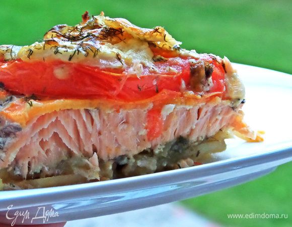 Лосось, запеченный с овощами