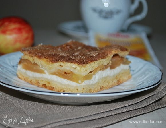 Пирог с творогом, яблоками и корицей 