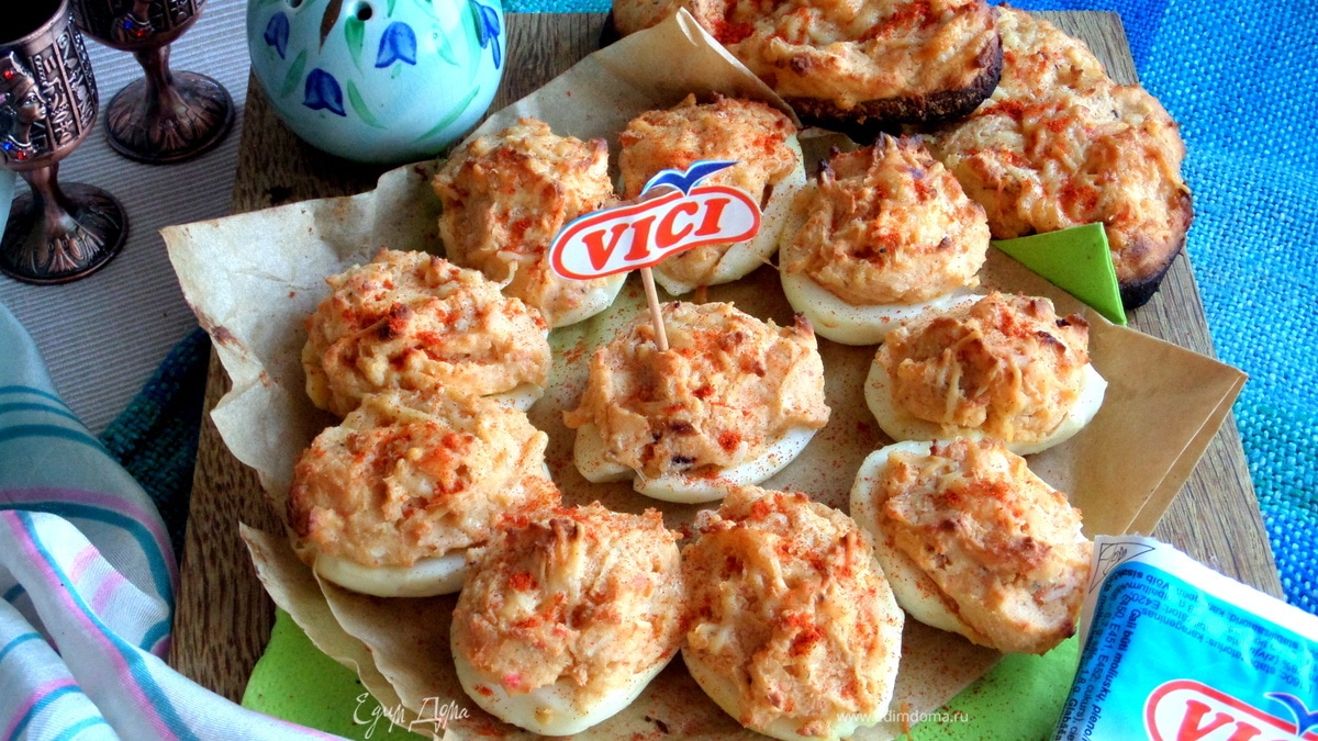 Запеченные фаршированные яйца