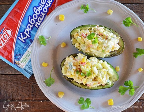 Крабовый салат в половинках авокадо