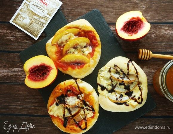 Пиццетты с фруктами и голубым сыром Пиццетты с фруктами и голубым сыром