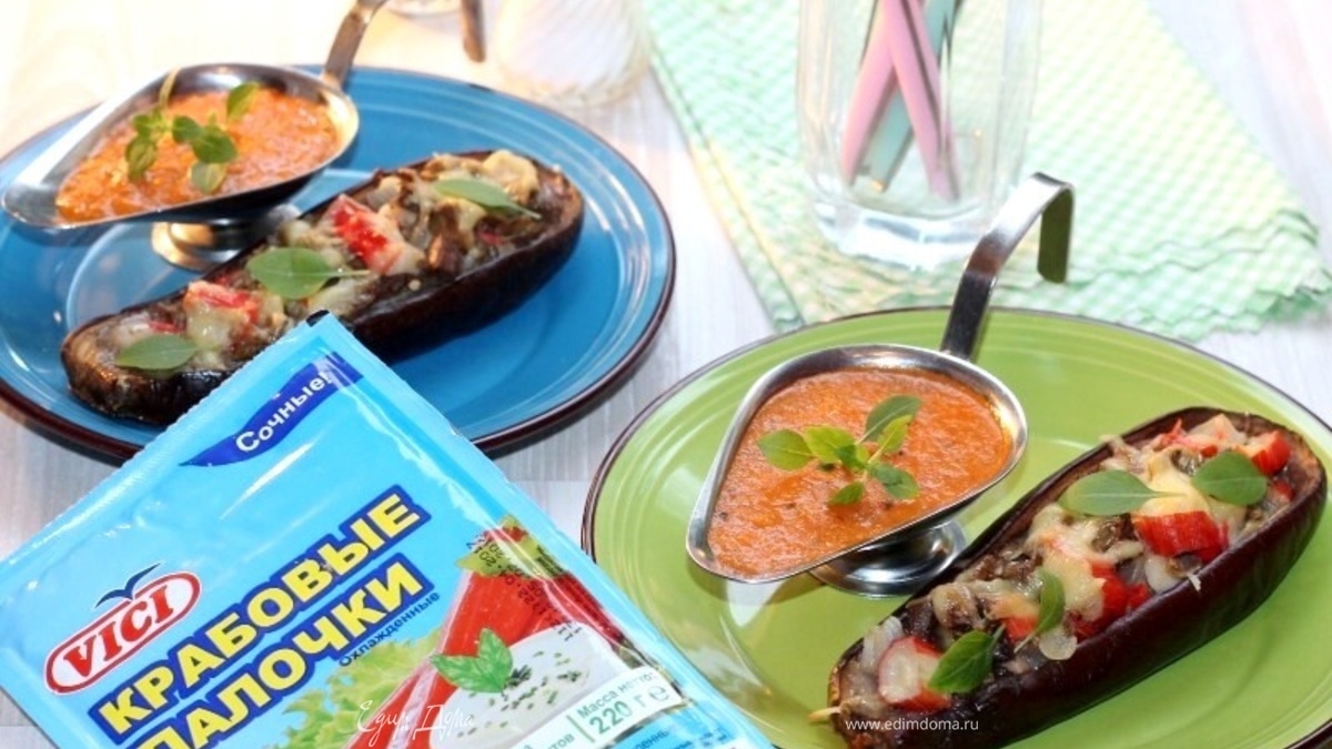 Запеченный баклажан с начинкой и соусом