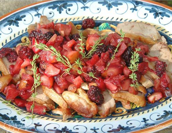 Утиные грудки с ежевикой и яблоками