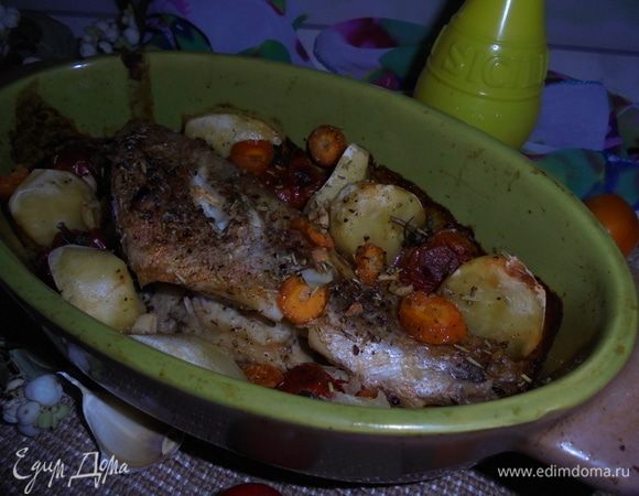 Запеченный окунь с овощами
