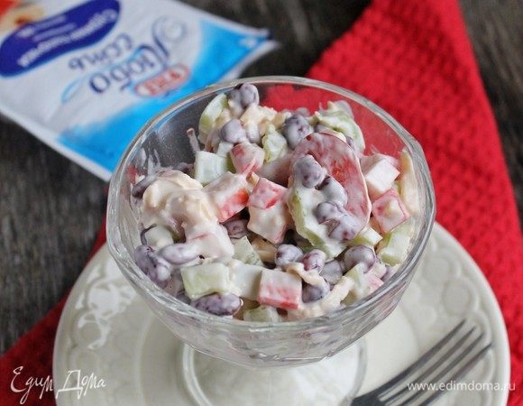 Салат с крабовыми палочками и фасолью
