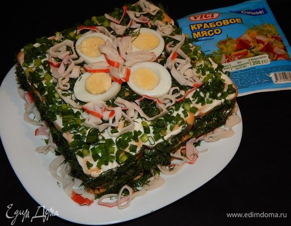 Оригинальный салат с крабовым мясом и крекерами
