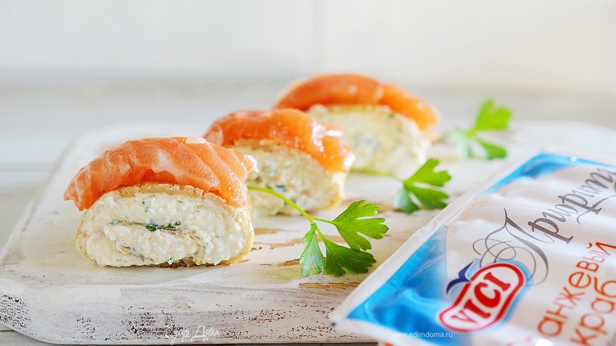 Блинные рулетики с крабовым кремом и семгой