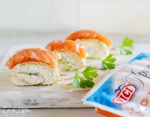 Блинные рулетики с крабовым кремом и семгой