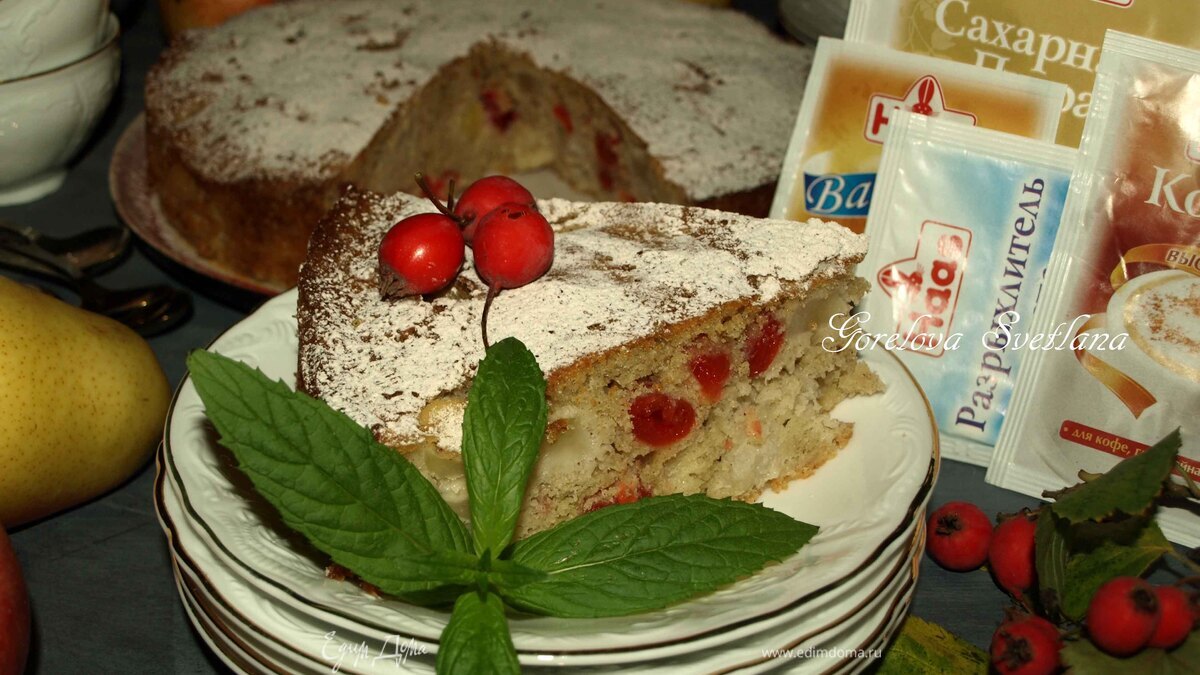 Грушево-яблочный пирог с вяленой вишней и пряностями