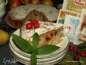 Грушево-яблочный пирог с вяленой вишней и пряностями