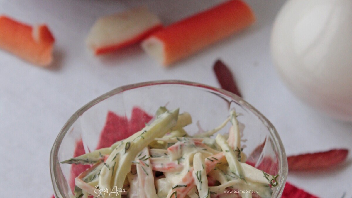 Салат с крабовыми палочками и огурцом