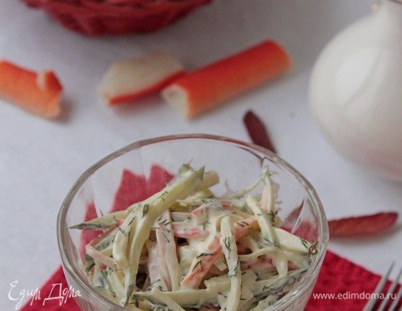 Салат с крабовыми палочками и огурцом Салат с крабовыми палочками и огурцом