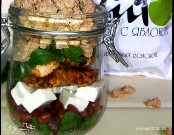 Салат «Польза в баночке» с запеченной грудкой и отрубями