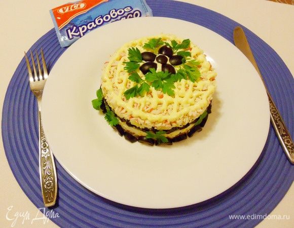Крабовый салат с черносливом