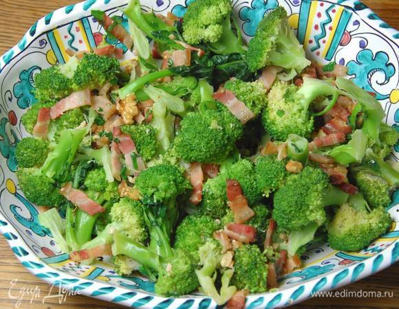 Брокколи с салом, грецкими орехами и кинзой Брокколи с салом, грецкими орехами и кинзой