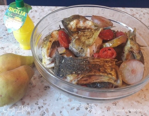 Карась с грушами и лимонным соком