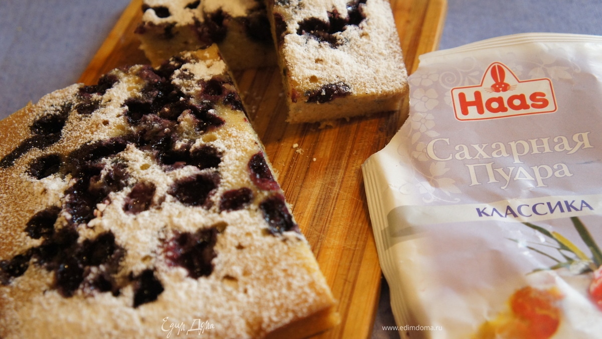 Манный пирог с ягодой