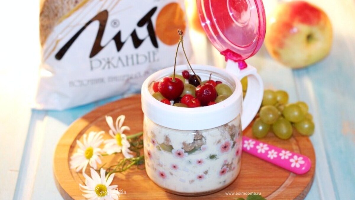 Овсянка в банке с отрубями и фруктами