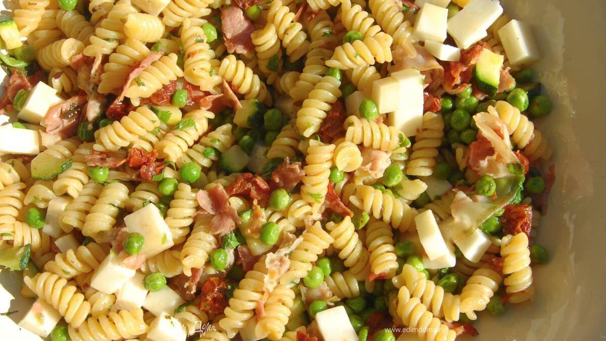 Фузилли с цукини, козьим сыром и зеленым горошком