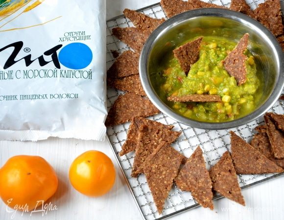 Гуакамоле с чипсами из отрубей