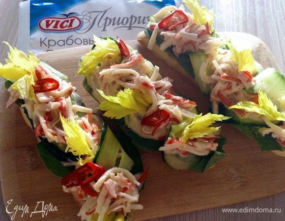 Брускетты с крабовыми палочками, айоли и огурцом