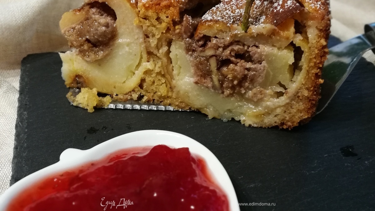 Ореховый пирог с запеченными яблоками